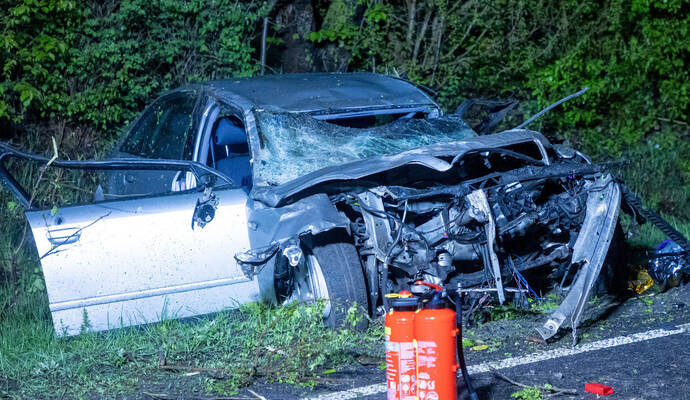 Das Fahrzeug des 21-Jährigen wurde bei dem Unfal total zerstört. Das Fahrzeug des 21-Jährigen wurde bei dem Unfal total zerstört.