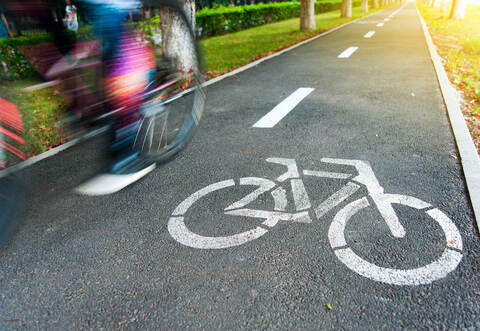 Ein Mann hat laut Polizei in Keltern zwei Jugendliche von ihren Fahrrädern gestoßen und damit leicht verletzt.