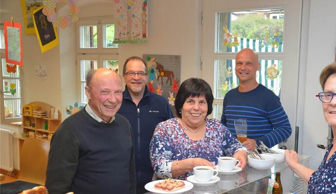 Rudolf Grau und Helga Exner (vorne, von links) genießen den Kuchen, den Margit Kußmaul beim Weißwurstessen des Großglattbacher Liederkranzes anbietet. Reinhold Rudolf und Michael Dilger (hinten, von links), Zweiter und Erster Vorsitzender des Liederkranzes, freuen sich über die Resonanz.