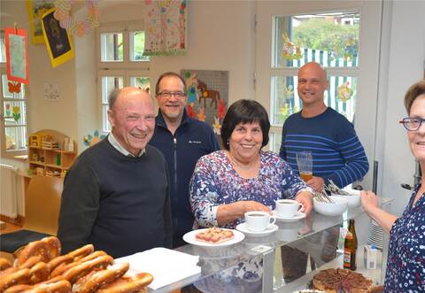 Rudolf Grau und Helga Exner (vorne, von links) genießen den Kuchen, den Margit Kußmaul beim Weißwurstessen des Großglattbacher Liederkranzes anbietet. Reinhold Rudolf und Michael Dilger (hinten, von links), Zweiter und Erster Vorsitzender des Liederkranzes, freuen sich über die Resonanz.