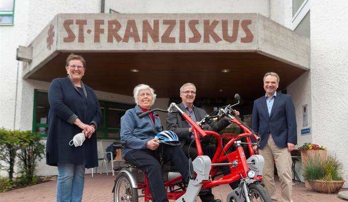 Irmgard Muthsam-Polimeni (von links), Erika Langner, Dr. Alfons Maurer und Markus Schellinger haben ein "Dreiradtandem" im Seniorenzentrum St. Franziskus in Mühlacker eingeweiht.