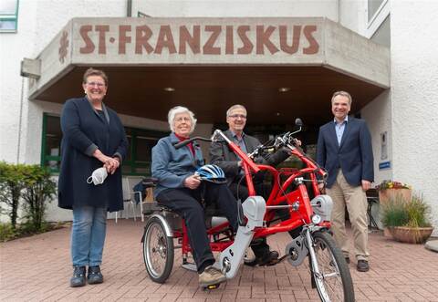 Irmgard Muthsam-Polimeni (von links), Erika Langner, Dr. Alfons Maurer und Markus Schellinger haben ein "Dreiradtandem" im Seniorenzentrum St. Franziskus in Mühlacker eingeweiht.