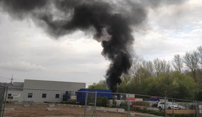 Weithin sichtbar ist die schwarze Rauchwolke über dem Industriegebiet Enzberg.
