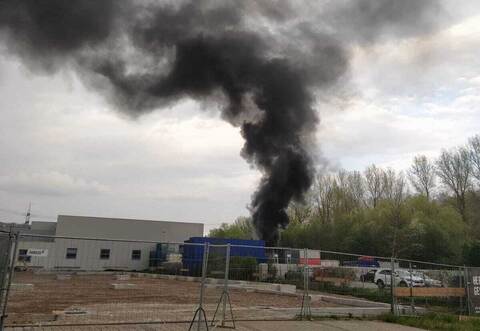 Weithin sichtbar ist die schwarze Rauchwolke über dem Industriegebiet Enzberg.