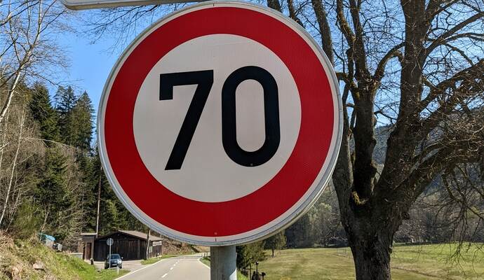 Zwischen Lautenhof und Christophshof im Bereich des Jugendzeltplatzes gilt zwischen April und Oktober Tempo 70. Zwischen Lautenhof und Christophshof im Bereich des Jugendzeltplatzes gilt zwischen April und Oktober Tempo 70.