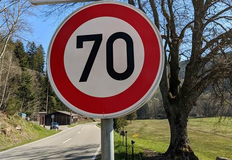 Zwischen Lautenhof und Christophshof im Bereich des Jugendzeltplatzes gilt zwischen April und Oktober Tempo 70.