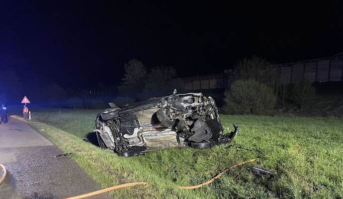 Niefern: PKW kommt von Fahrbahn ab ueberschlaegt sich und Brennt 