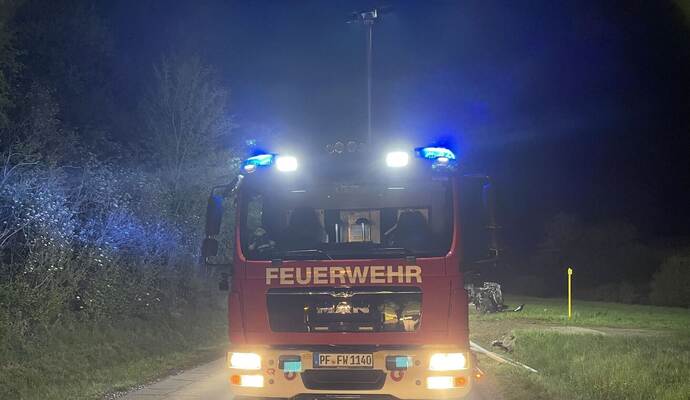 Niefern: PKW kommt von Fahrbahn ab ueberschlaegt sich und Brennt 