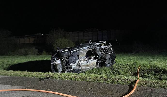 Niefern: PKW kommt von Fahrbahn ab ueberschlaegt sich und Brennt 