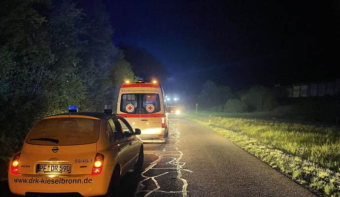 Niefern: PKW kommt von Fahrbahn ab ueberschlaegt sich und Brennt 