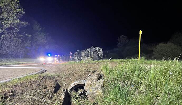 Niefern: PKW kommt von Fahrbahn ab ueberschlaegt sich und Brennt 