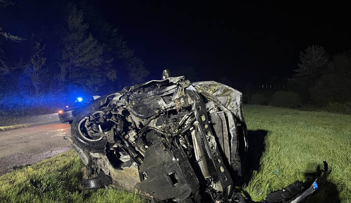 Niefern: PKW kommt von Fahrbahn ab ueberschlaegt sich und Brennt 