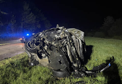 Niefern: PKW kommt von Fahrbahn ab ueberschlaegt sich und Brennt 