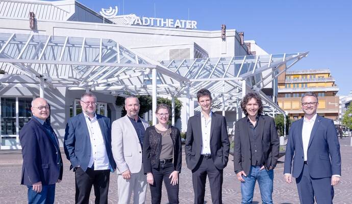 Teilweise neue Gesichter und ein ganz neues Programm: Intendant Markus Hertel, sein Stellvertreter Andreas Frane, Ballettdirektor Guido Markowitz, Kinder- und Jugendtheaterleiterin Stephanie Kuhlmann, Generalmusikdirektor Robin Davis, Verwaltungsdirektor Uwe Dürigen und OB Peter Boch (von links).