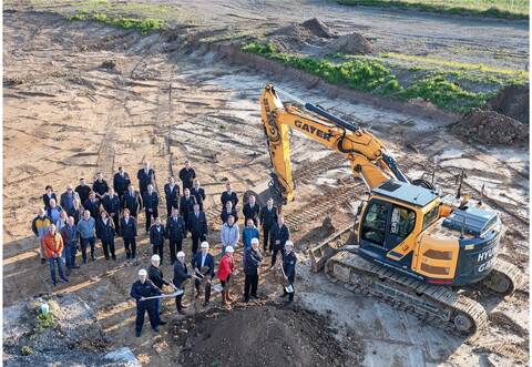 Beim Spatenstich sind Kreisbrandmeister Carsten Sorg, die Architekten Tim Feigenbutz und Philip Pannier, Erik Schweickert (MdL FDP), Bürgermeisterin Birgit Förster, Kommandant Michael Szobries, Stellvertretender Kommandant Rouven Spankus mit Gemeinderäten und Feuerwehrangehörigen in Öschelbronn vertreten.