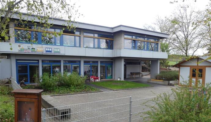 Auf dem Vorplatz der Kita in Mutschelbach sollen für die Kinderbetreuung als vorübergehende Lösung Container installiert werden. Auf dem Vorplatz der Kita in Mutschelbach sollen für die Kinderbetreuung als vorübergehende Lösung Container installiert werden.