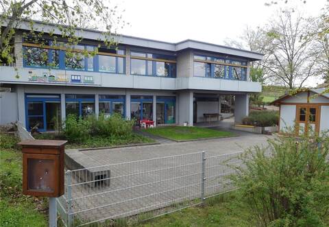 Auf dem Vorplatz der Kita in Mutschelbach sollen für die Kinderbetreuung als vorübergehende Lösung Container installiert werden.