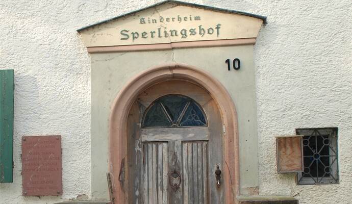 Im Jahr 1737 errichtete Albert Sperl das Gebäude.