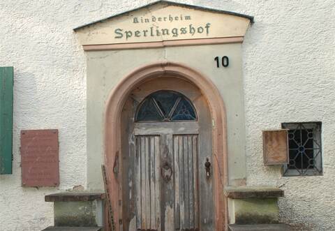 Im Jahr 1737 errichtete Albert Sperl das Gebäude.