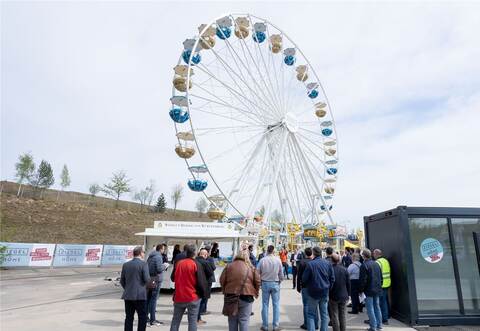 100 Tonnen schwer, 38 Meter hoch und 15.000 Glühbirnen, die für Licht sorgen. Die Dimensionen des Riesenrades der norddeutschen Schaustellerfamilie Landwermann-Henschel sind beeindruckend – und erlauben einen schönen Blick über Mühlacker.