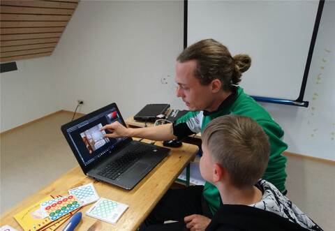 Patrick Haas vom Stadtjugendring erklärte Yannico die Einrichtungsmöglichkeiten der Räume im neuen Jugendzentrum.