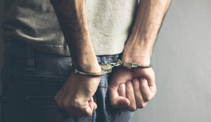 Ein drei Jahre altes Kind ist aus den Armen eines betrunkenen Mannes über die Brüstung eines außenliegenden Treppenhauses rund vier Meter hinab auf den Boden gestürzt