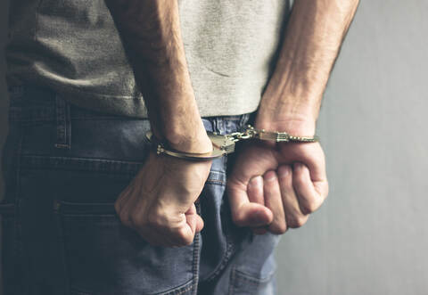 Ein drei Jahre altes Kind ist aus den Armen eines betrunkenen Mannes über die Brüstung eines außenliegenden Treppenhauses rund vier Meter hinab auf den Boden gestürzt