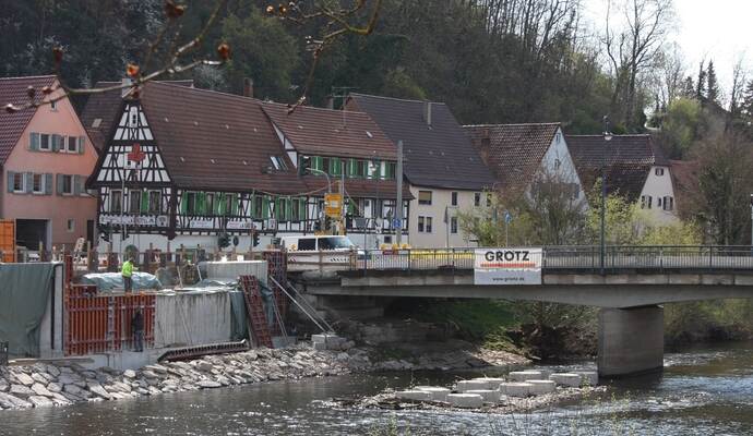 Seit Montag wird das Traggerüst für den neuen Brückenüberbau in der Enz aufgestellt.