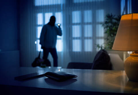 Aus einer Wohnung in Tiefenbronn entwendete ein bislang unbekannter Einbrecher Wertgegenstände in noch unbekannter Höhe.