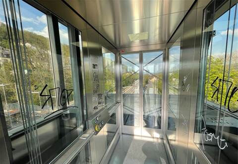 Weniger durch ihre Funktionsfähigkeit als auch durch viele Schmierereien fallen aktuell die neuen Aufzüge am Nieferner Bahnhof auf.