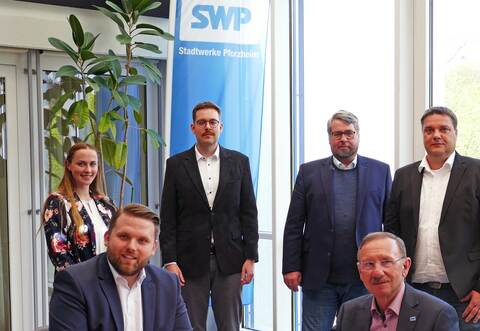 Ziehen in Sachen schnelles Internet an einem Strang: Jacqueline Thumm, Michael Neska, Daniel Röcker (alle carrierwerke) sowie Martin Schönbeck, Herbert Marquard und Kristian Kronenwetter von den SWP (von links).
