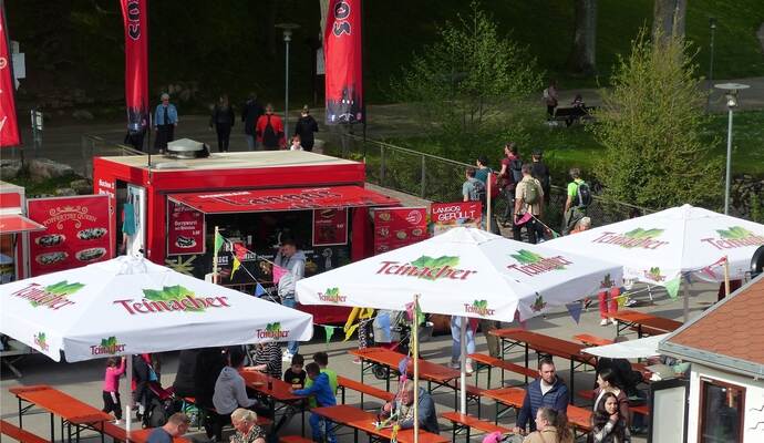 Bei der Eröffnung war das Interesse noch nicht sehr groß, doch wenig später drängten sich die Menschen auf dem Streetfood-Areal. Bei der Eröffnung war das Interesse noch nicht sehr groß, doch wenig später drängten sich die Menschen auf dem Streetfood-Areal.