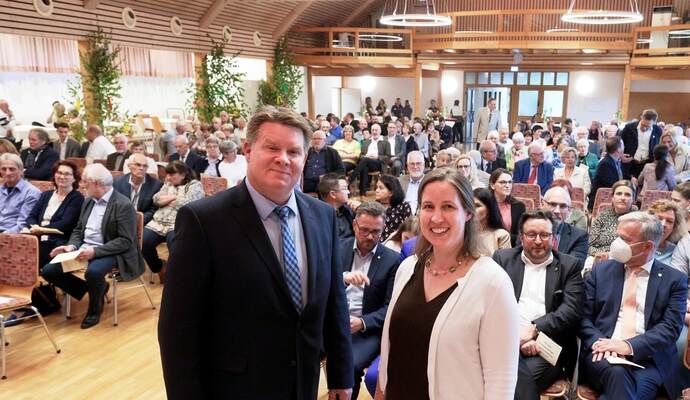 Bei der Feier (vorne, von links): Bürgermeister Thomas Zeilmeier und die Erste Landesbeamtin Hilde Neidhardt. Bei der Feier (vorne, von links): Bürgermeister Thomas Zeilmeier und die Erste Landesbeamtin Hilde Neidhardt.