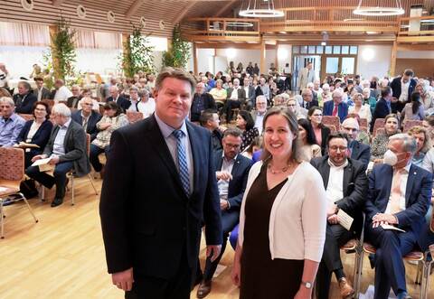 Bei der Feier (vorne, von links): Bürgermeister Thomas Zeilmeier und die Erste Landesbeamtin Hilde Neidhardt.