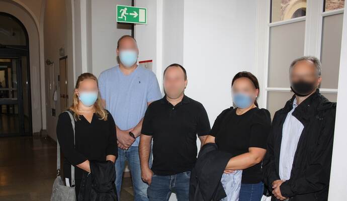 Zum Prozessauftakt vor der Amtshaftungskammer des Karlsruher Landgerichts im Juli 2020 waren die Kläger gegen die Stadt Knittlingen wegen des gescheiterten Deus 21-Wasserprojekts mit ihren Unterstützern erschienen.