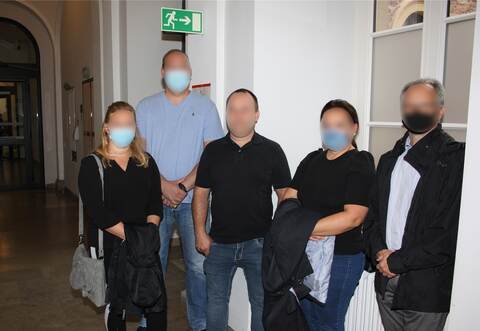 Zum Prozessauftakt vor der Amtshaftungskammer des Karlsruher Landgerichts im Juli 2020 waren die Kläger gegen die Stadt Knittlingen wegen des gescheiterten Deus 21-Wasserprojekts mit ihren Unterstützern erschienen.