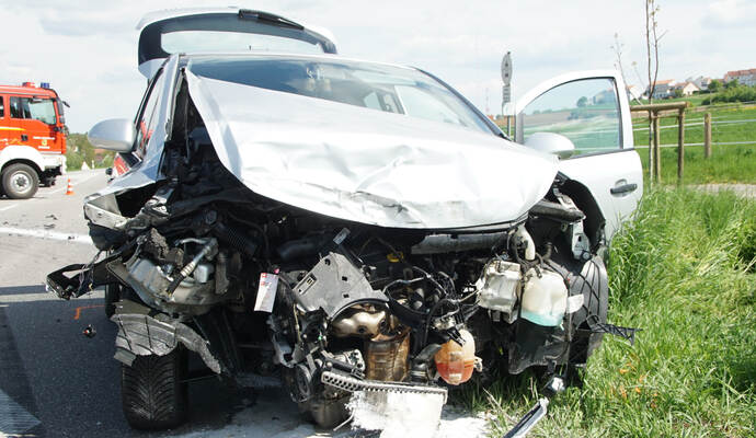 Nach einem Unfall bei Ötisheim haben beide beteiligten Fahrzeuge einen Totalschaden.