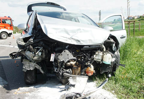 Nach einem Unfall bei Ötisheim haben beide beteiligten Fahrzeuge einen Totalschaden.