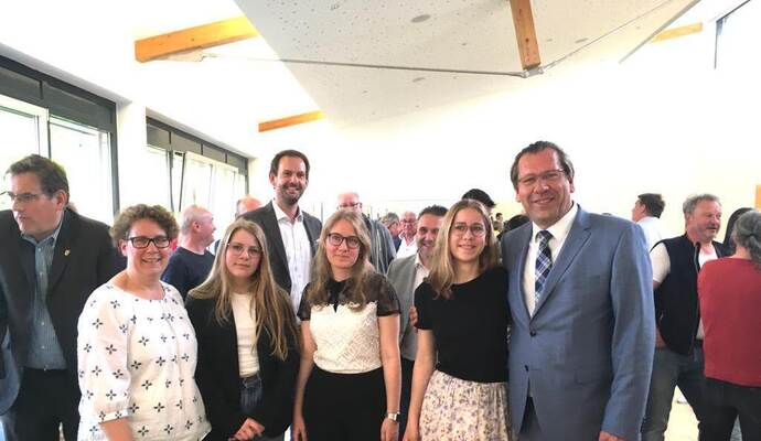 Michel Schmidt zeigt sich nach der Wahl zufrieden mit seinen Familienmitgliedern Kathrin, Ella, Rebecca und Lara (von links). Im Hintergrund steht Landrat Bastian Rosenau. Michel Schmidt zeigt sich nach der Wahl zufrieden mit seinen Familienmitgliedern Kathrin, Ella, Rebecca und Lara (von links). Im Hintergrund steht Landrat Bastian Rosenau.