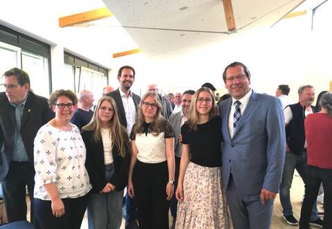 Michel Schmidt zeigt sich nach der Wahl zufrieden mit seinen Familienmitgliedern Kathrin, Ella, Rebecca und Lara (von links). Im Hintergrund steht Landrat Bastian Rosenau.