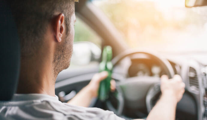 Mit über drei Promille haben Beamte des Polizeireviers Mühlacker einen Autofahrer am Sonntagabend aus dem Verkehr gezogen.