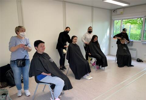 Angeleitet von Natascha Blattner (von links) gingen die Auszubildenden der Frisörabteilung, Koyuncu Almina, Dimitra Saridou und Noah Munschies eifrig zu Werk, um den Flüchtlingen eine Freude zu bereiten.