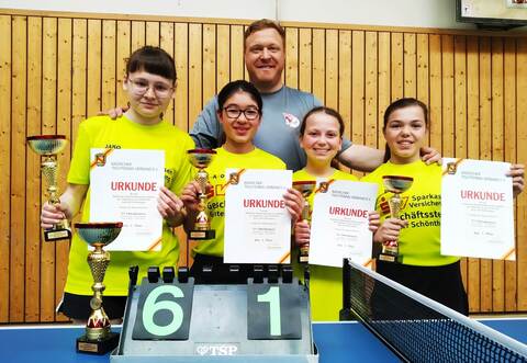Können stolz sein auf ihre Erfolge: Selina Günthner, Ilayda Öztürk, Arwen Diestl sowie Cara Lehmann (von links nach rechts). Im Hintergrund Coach Sven Lehmann.