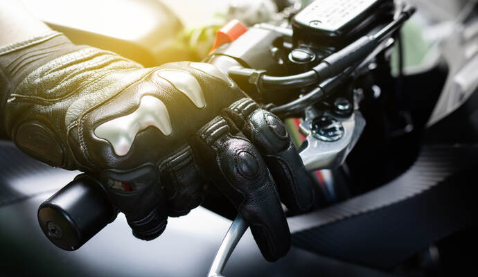 Weil ein bislang unbekannter Motorradfahrer ein Auto überholte, musste ein entgegenkommender Motorradfahrer ausweichen. Dieser wurde in der Folge durch einen Sturz schwer verletzt.