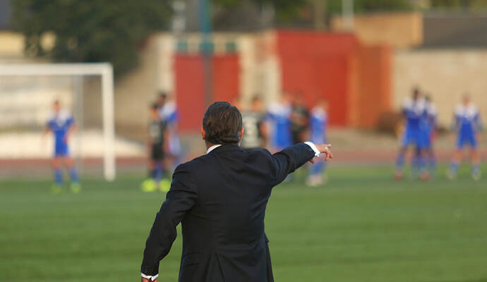 Hüsnü Gür, ehmaliger Trainer des Türkischen SV Mühlacker, wird in der neuen Saison Trainer beim SV Illingen. Football coach controlling the game