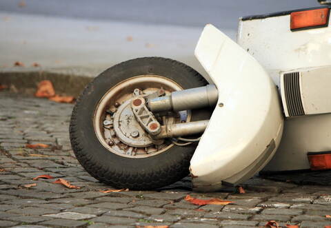 Ein Rollerfahrer hat am Sonntag in Mühlacker einen Unfall gebaut und ist danach unerkannt abgehauen.