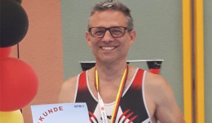 Stolzer Meister: Dirk Walterspacher präsentiert Medaille und Urkunde nach seinem überraschenden Titelgewinn.