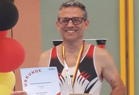 Stolzer Meister: Dirk Walterspacher präsentiert Medaille und Urkunde nach seinem überraschenden Titelgewinn.