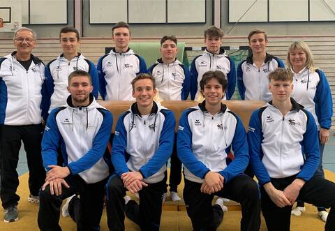 Das Turn-Team des TV Ersingen: Hinten von links nach rechts: Bernd Kauselmann, Malte Gülzow, Philipp Gerber, Nico Jentner, Ferdinand Asal, Nils Müller, Heike Schneider. Vorne von links nach rechts: Tim Leibensperger, Niklas Müller, Quirin Hohmann, Anton Nepomuk Probs.