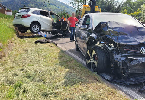 Kaputt: Die beiden in den Unfall verwickelten Fahrzeuge können nur noch abgeschleppt werden.